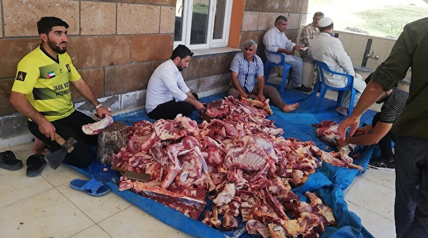 Köylüler, kestikleri kurban etlerini imece usulü taziye evinde toplayıp ihtiyaç sahiplerine dağıttı.