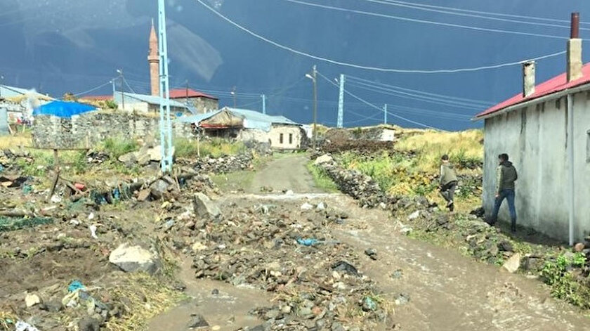 Fırtına ve hortum sonucu bir çok mahallede çatılar uçtu.