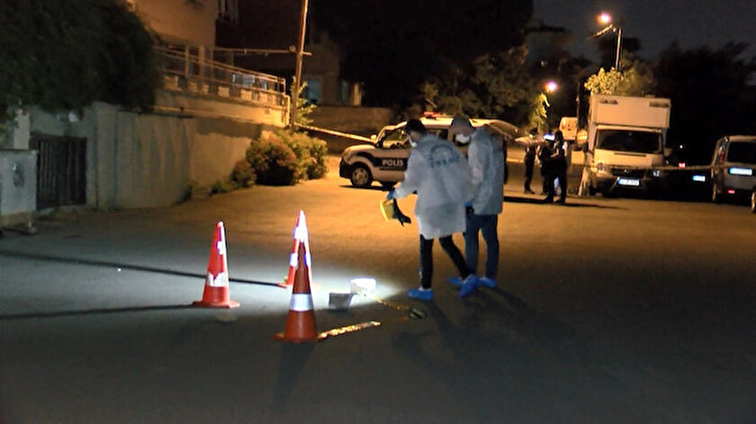 Olay yeri inceleme polisleri saldırının olduğu yerde inceleme yaptı.