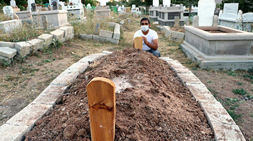 İbrahim Göl hastaneden çıkar çıkmaz babasının kabrini ziyaret etti.