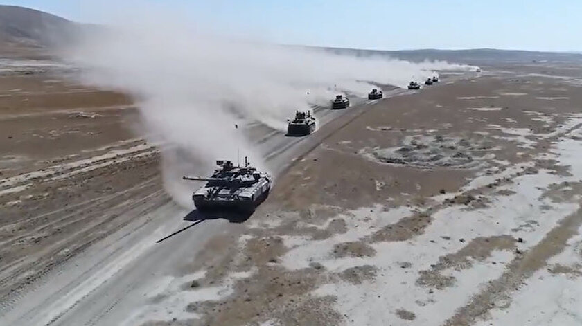 Videoda Türk ve Azerbaycan silahlı kuvvetlerine ait tankların manevralarıyla askerlerin drone ile çekilen görüntüleri yer aldı.