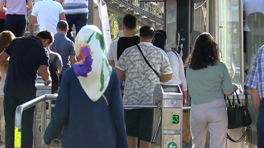 İstanbullular tatil bittikten sonra toplu ulaşım araçlarına akın etti.