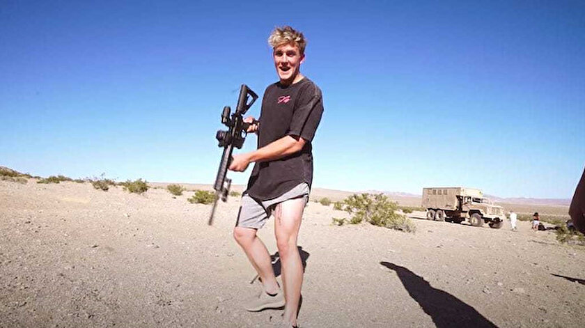 Jake Paul'un evinde bir düzine silah ele geçirildi.