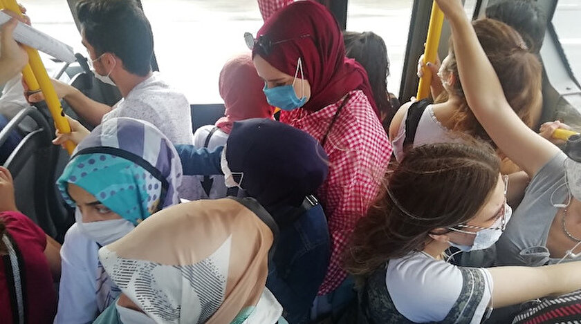 Otobüs içindeki yoğunluk amatör kameralar tarafından görüntülendi.