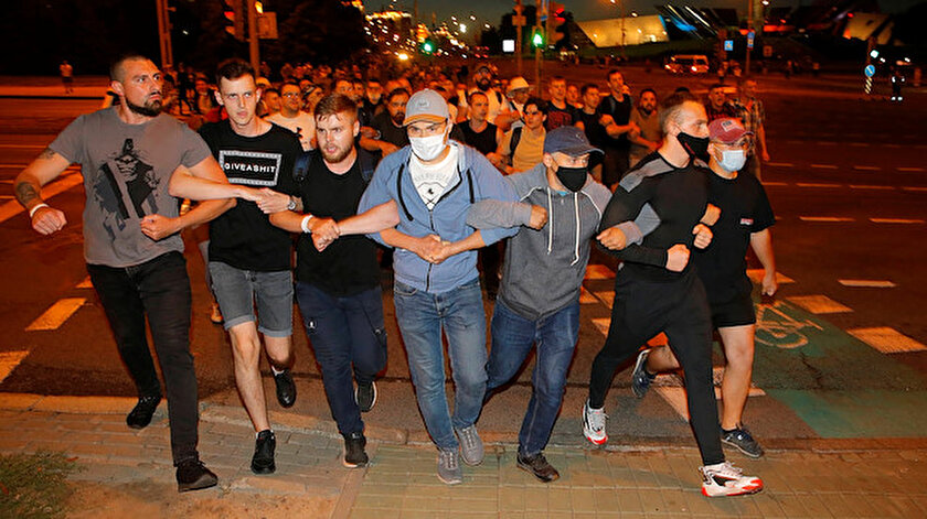 Belarus'ta halk, seçim sonuçlarını protesto etmek için sokaklara döküldü.