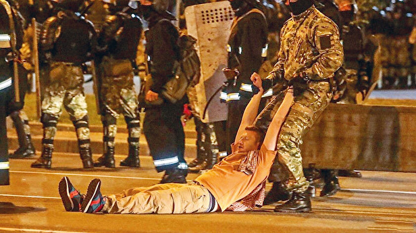 Protestolarla ilgili açıklama yapan Lukaşenko, ülkesinde Ukrayna’da 2014 yılında çıkan Maydan olayları gibi olaylara izin vermeyeceklerini söyledi.