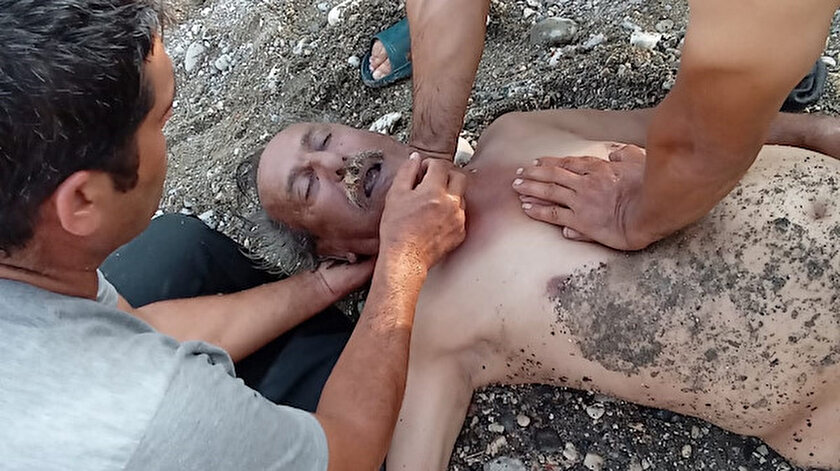 Kıyıda kalbi duran adama filmlerde gördüğü gibi kalp masajı yaptı