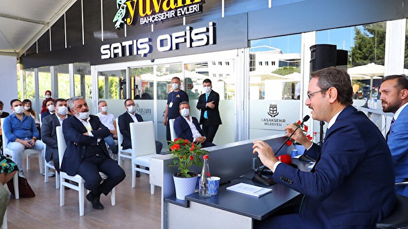 Başakşehir Belediyesi ‘Yuvam Bahçeşehir Evleri’nin tanıtım toplantısında tanıtımı Belediye Başkanı Yasin Kartoğlu yaptı.