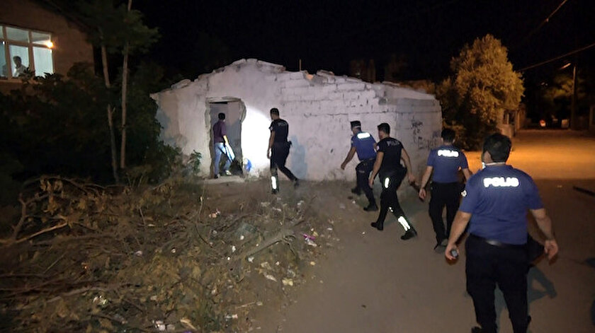 Antalya Da Aranan Sahsi Gozaltina Almak Isteyen Polis Ekibine Tasli Saldiri 1 Polis Yarali