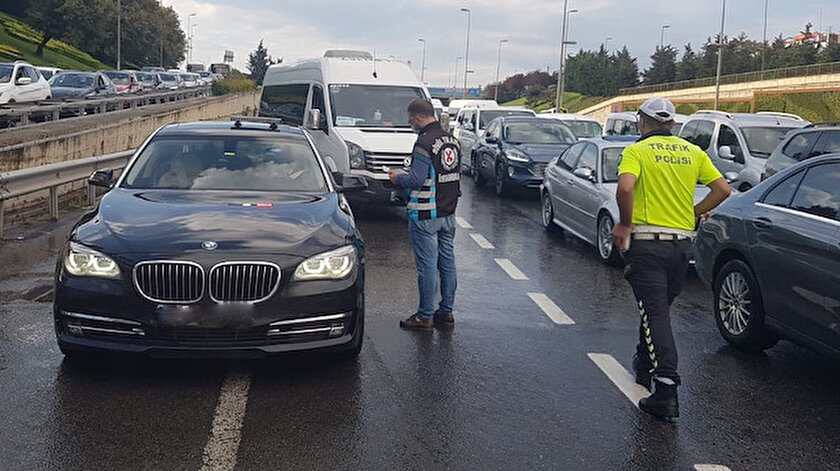 Emniyet ekiplerinin yaptıkları uygulamada çok sayıda sürücüye ceza kesildi.