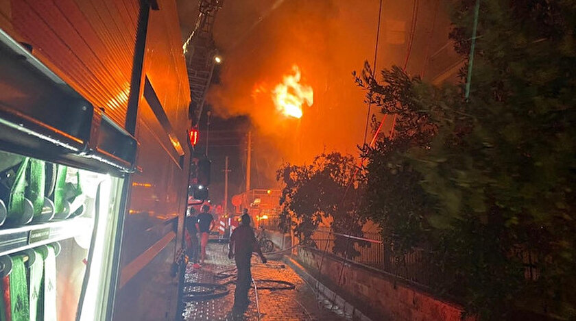 Izmir De Yangin Dehseti Dort Katli Bina Alev Alev Yandi Anne Ve Bebegi Kurtarildi