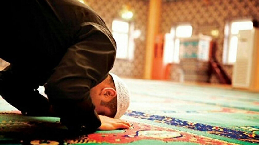 Ergenlik (bulûğ) yaşına ve belli bir aklî olgunluk düzeyine gelmiş her müslümanın namaz kılması farz-ı ayındır.
