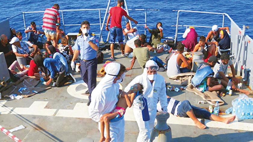 Göçmenlerden birinin yolculuk esnasında hayatını kaybettiği belirlendi. Durumu kritik olan bir çocuk ise hemen tedaviye alındı.