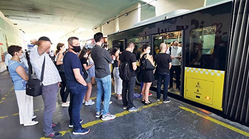 Koronavirüs salgını nedeniyle toplu taşıma araçlarında ayakta yolcu almak yasaklandı.