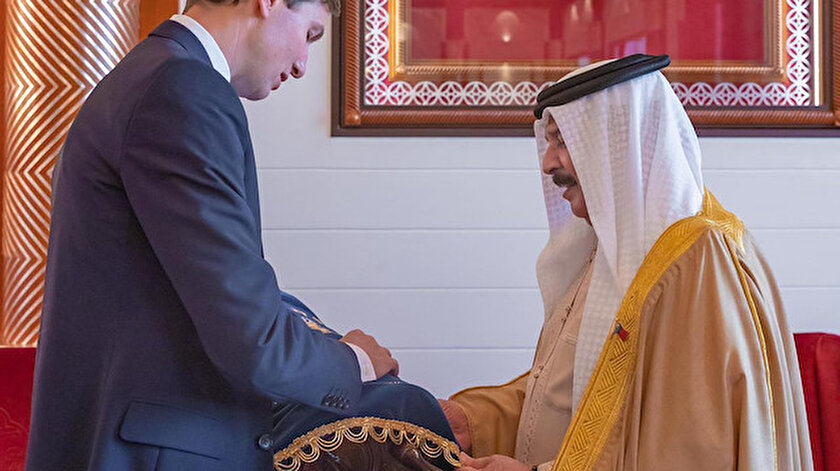 Jared Kushner, Bahreyn Kralı Al Halife'ye Tevrat hediye ederken.