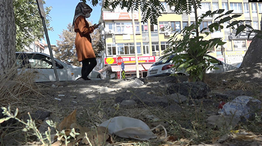 Maskeler duyarsız kişiler tarafından yerlere atılıyor.