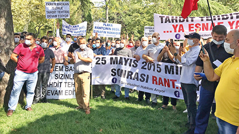 İstanbul Büyükşehir Belediye Başkanı Ekrem İmamoğlu’nun 10 bin yeni servis plakası verileceğini açıklaması üzerine servis minibüsçüleri,
Saraçhane Parkı’nda eylem yaptı.
