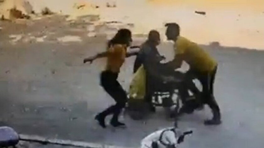 Tekerlekli sandalyeyle yokuş aşağı giden yaşlı adamı bir genç son anda kurtardı.