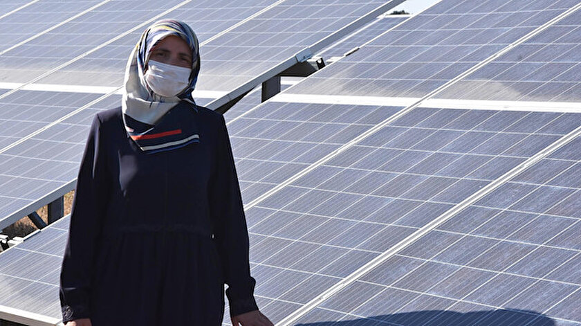 Yasemin Yıldırım'ın güneş enerjisi tarlasından 300 evin elektriği karşılanabiliyor.