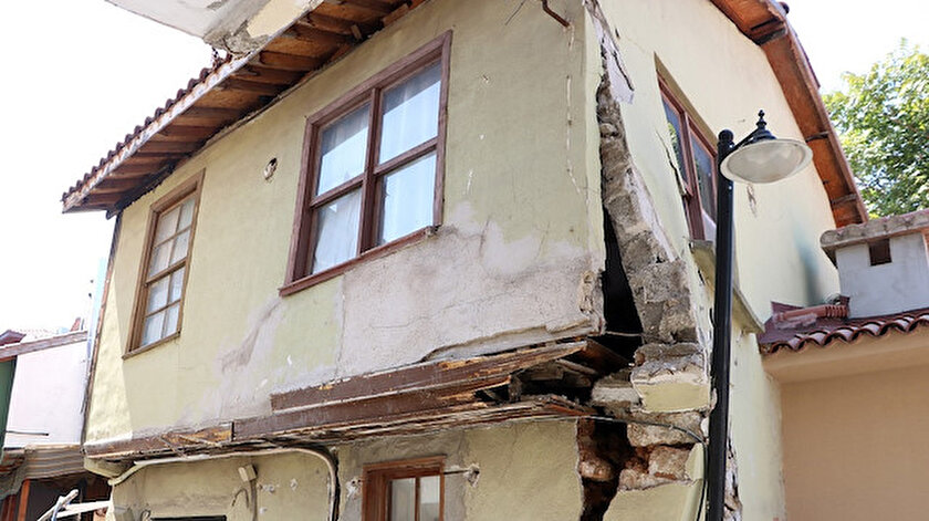 Kaleiçi semtinde iki katlı iş yerine kamyon çarptı.
