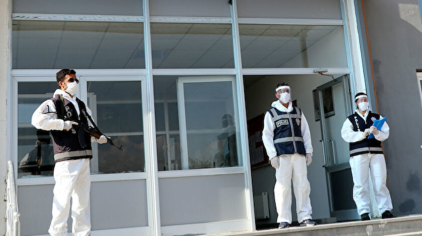 Van'da, evde izolasyon kurallarını ihlal eden koronavirüs hastaları, polis ekipleri eşliğinde ambulanslarla Tuşba ilçesindeki Süleyman Şah Öğrenci Yurdu'na yerleştirilmeye başlandı.