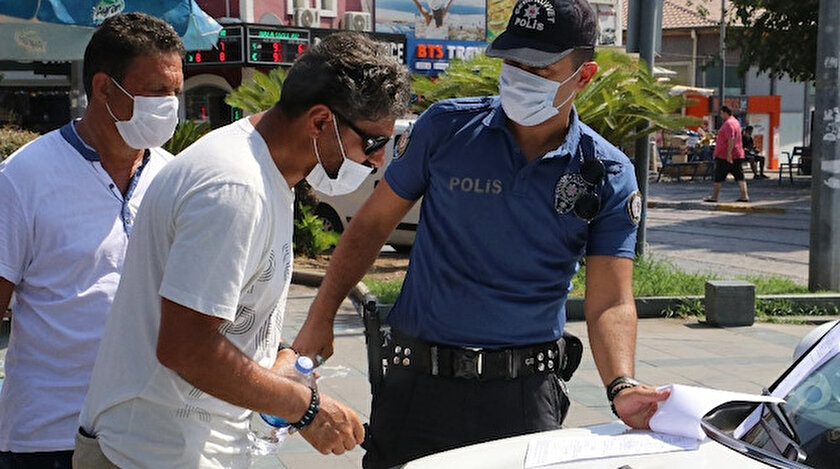 Antalya Emniyet Müdürlüğüne bağlı polis ekipleri, kentin kalabalık ortamlarında maske denetimini sürdürüyor.