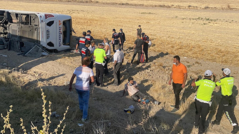 Aksaray'da yolcu otobüsü devrildi.