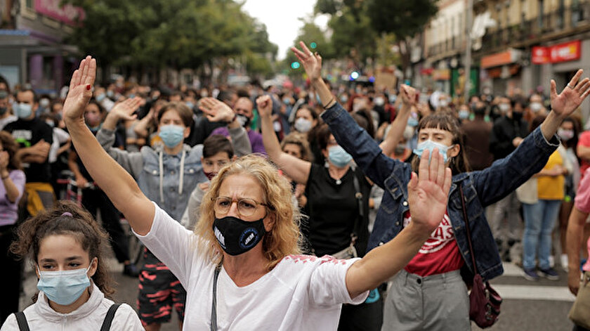 Madrid'de kısıtlamalar protesto edildi.