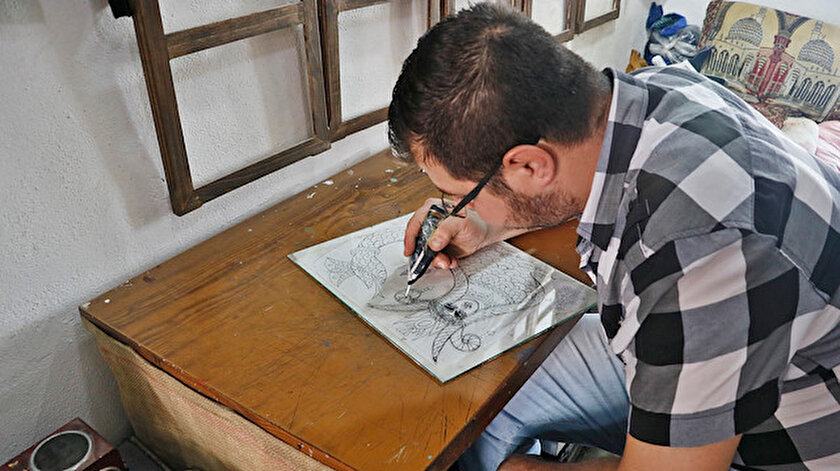 Emrah Özcan, Şahmeranın ne olduğun Mardin'e gelen yerli ve yabancı turistlere anlatıyor.