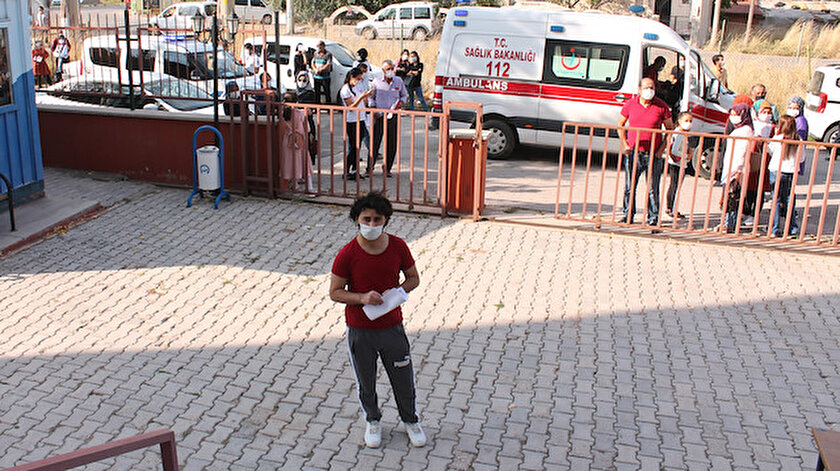 İbrahim Ö., ambulansla, karantinadan kaçma ihtimaline karşı da polis eşliğinde sınava gireceği Aksaray Üniversitesi Sosyal Bilimler Yüksekokulu'na getirildi.