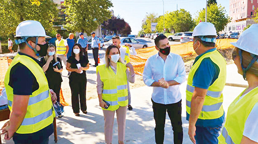  Arnavutluk Yeniden İnşa Bakanı Arben Ahmetaj, ülkede geçen yıl meydana gelen depremin ardından 500 konut inşa etme taahhüdünü uygulamaya koyan Türkiye’ye teşekkür etti. Ahmetaj, Kurbin Belediyesi’ne bağlı Laç bölgesinde 500 konutun inşasının sürdüğü alanda incelemede bulundu. 
