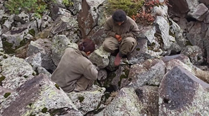 Jandarmanın, 'teslim ol' çağrılarına uyan 2 kadın terörist sağ olarak ele geçirildi.