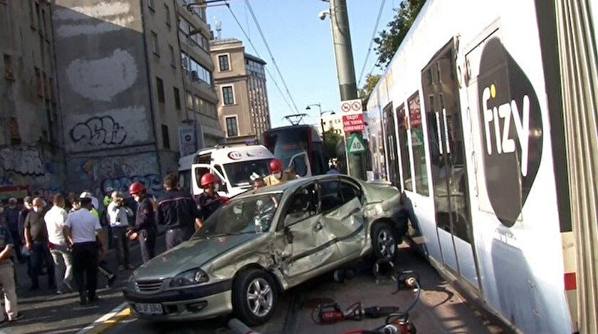 İstanbulda korkutan kaza: Karaköy durağında tramvay ile otomobil çarpıştı