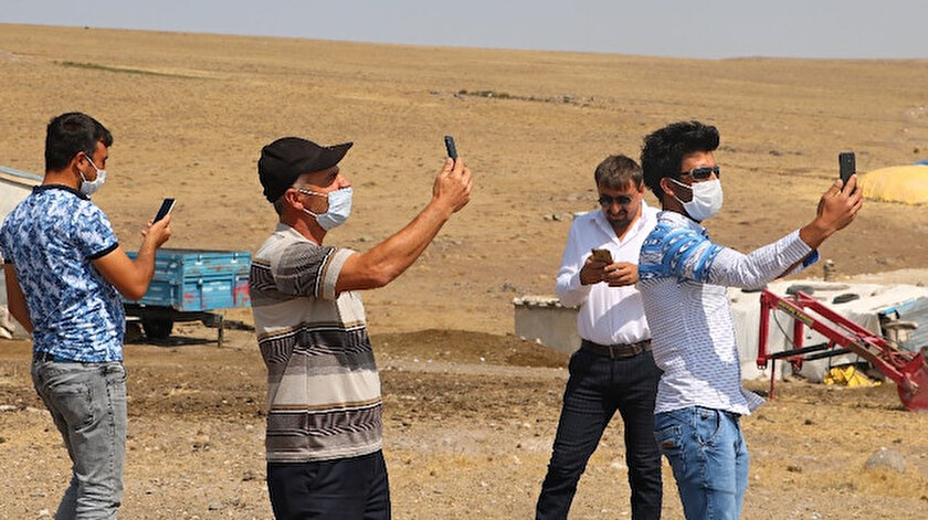 Sinyal yakalayabilmek için 500 metre yol yürüyorlar.