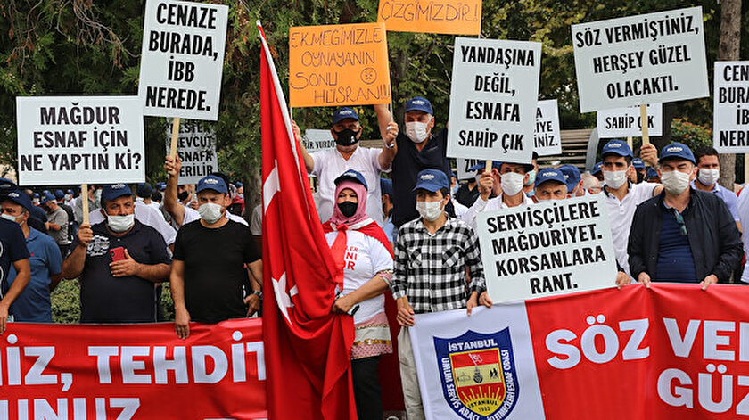 Taksiciler ve servisçiler İBB yönetimini eleştiren dövizlerle yürüdüler.