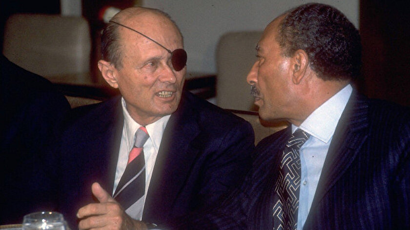 Eski İsrail Savunma Bakanı Moşe Dayan - Mısır Cumhurbaşkanı Enver Sedat (20 Kasım 1977)