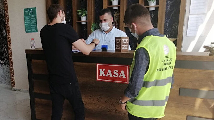 Karantina kurallarını ihlal ettikleri tespit edilen 2 kişiye 3 bin 150’şer liradan ceza kesildi.