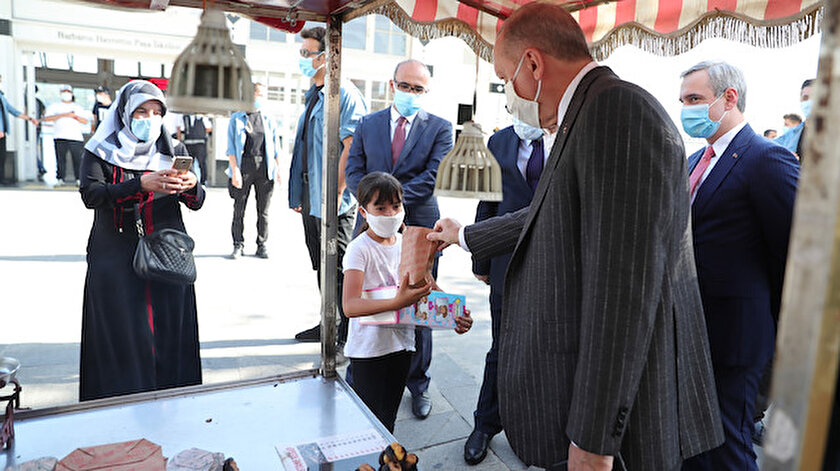 Cumhurbaşkanı Erdoğan, aldığı kestaneden çocuğa da ikram etti.