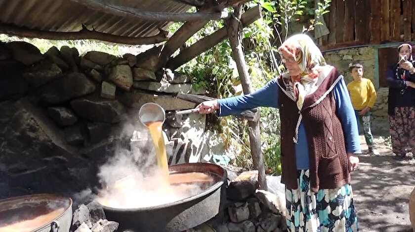 Ezilerek çıkarılan üzüm suyu, daha sonra da bakır kazanlarda kaynatılıyor.