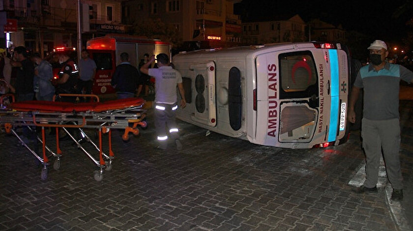 ​​Fethiyede hafif ticari araçla çarpışan ambulans devrildi: 6 yaralı - Muğla haberleri