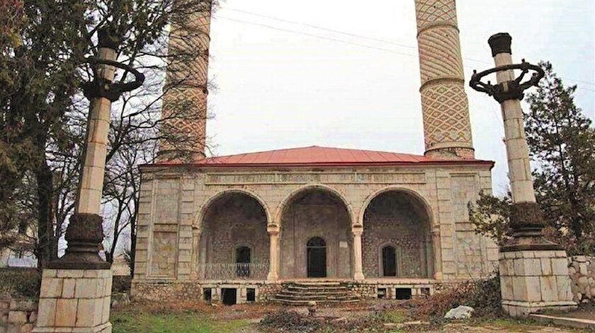 Karabağ’da cami, kilise ve türbelerin de içinde olduğu 900’ü aşkın tarihi/dini eserin tamamı yakılıp yıkılarak harabeye çevrildi.