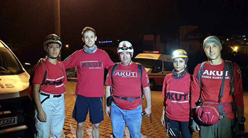Kaybolan turist, kendisini kurtaran ekibe teşekkür ederek hatıra fotoğrafı çektirdi.