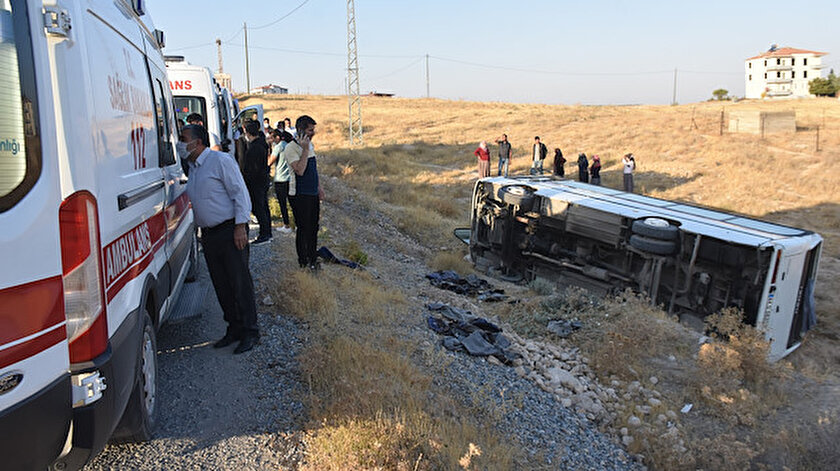 Malatyada işçi servis midibüsü şarampole devrildi: 14 yaralı