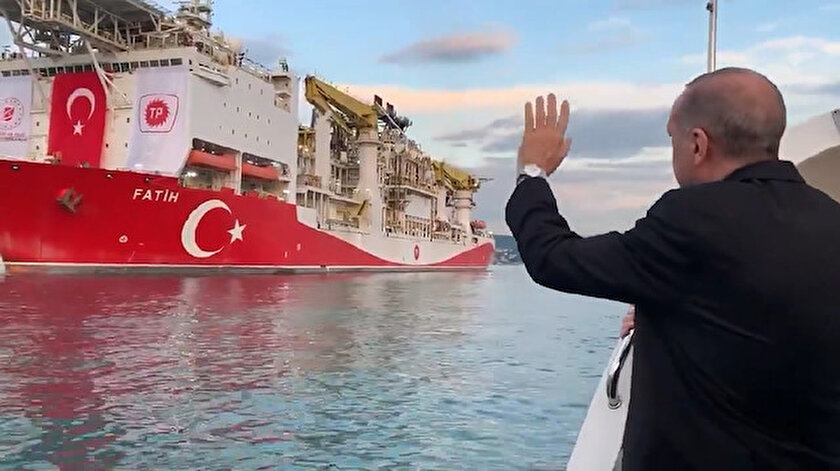 Cumhurbaşkanı Erdoğan'ın Fatih sondaj gemisini uğurladığı anlar kameralara böyle yansımıştı.