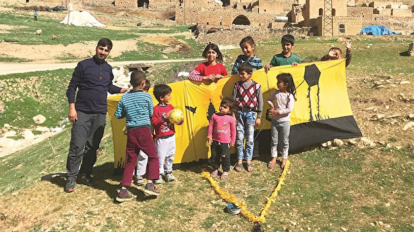 Hayal dünyasını hiçbir zaman terk etmeyen Zahit Mungan şahmeran, eşek ve taklacı güvercin figürlü uçurtmalar ile uçurtma kültürünü yaşatmaya çalışıyor. Drone’ların yaygın olmadığı dönemde Mungan, telefon ve fotoğraf makinası bağladığı uçurtmaları sayesinde çektiği fotoğraflardan sergi bile açtı.