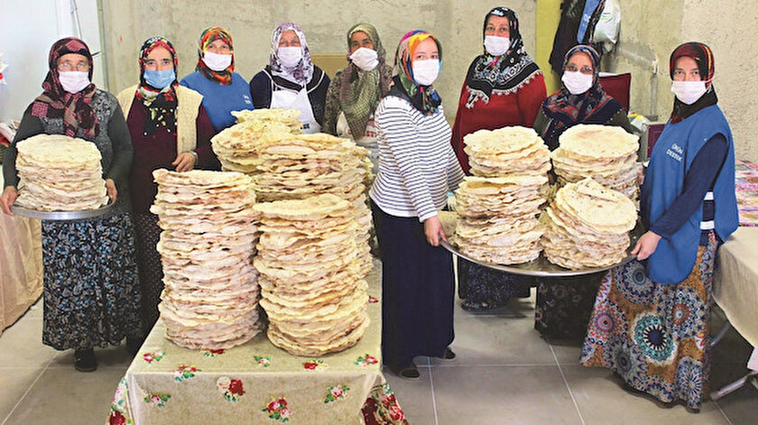 Kocaeli’nin Kartepe ilçesinde yaşayan kadınlar, mahalleye cami yaptırabilmek için her gün binlerce yufka açıp satıyor.