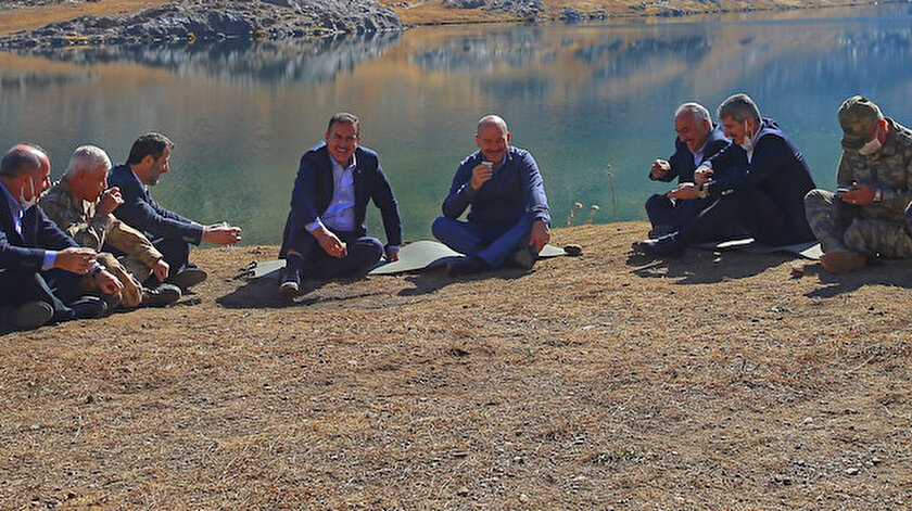 Bakan Soylu, Twitter hesabından Hakkari'de bulunan Sat Buzul Gölleri'nin kıyısında oturup, kahve içerken çekilen fotoğraflarını paylaştı.