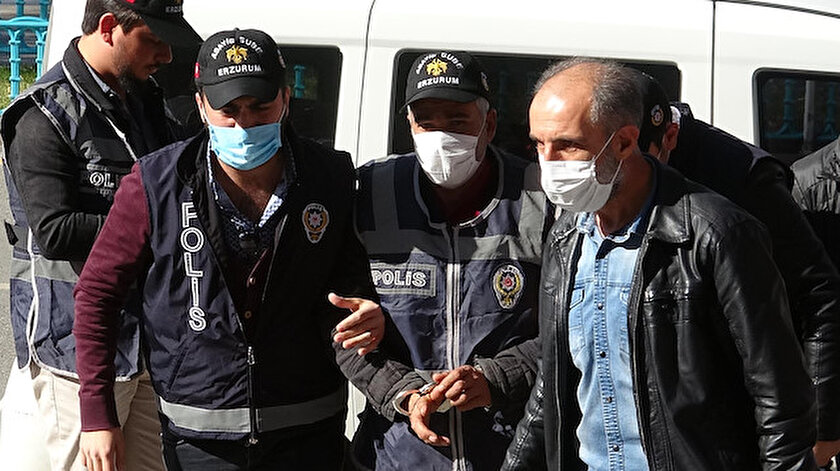 Katil zanlısına güvenlik gerekçesiyle polis yeleği ve şapkası giydirildi.