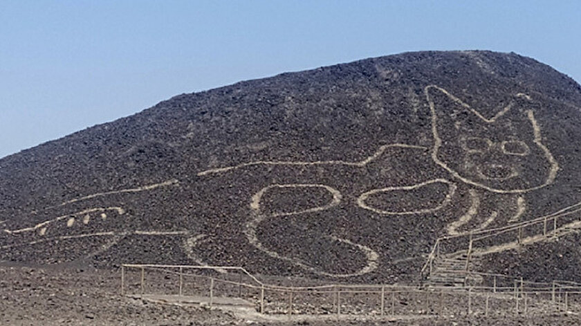 Peru'daki arkeologların keşfettiği kedi figürü.