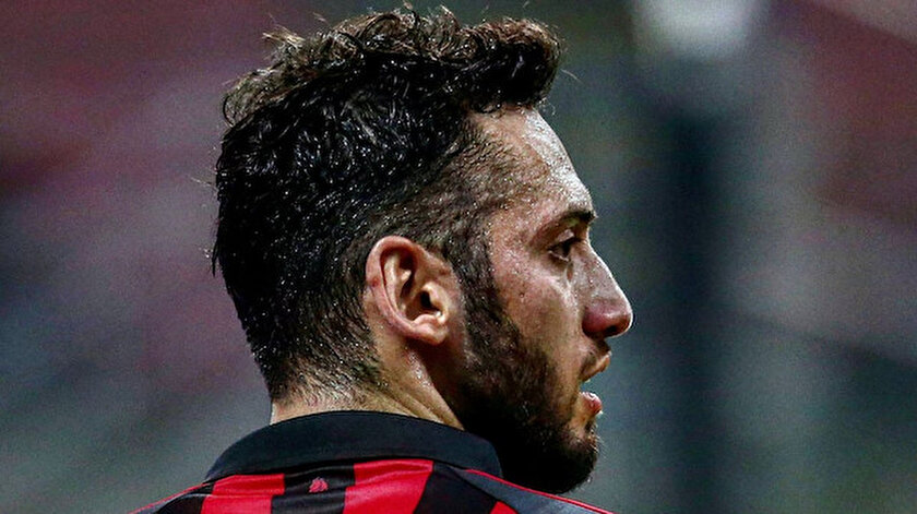 Milanın yıldızı Hakan Çalhanoğlu idman sahasını koltuk değnekleriyle terk etti